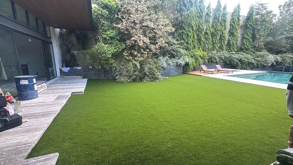 Instalación profesional de pasto sintético EasyGarden en proceso
